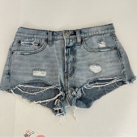UO BDG Essential Mid-Rise Denim Short Blue Size 25W Frayed Jean Shorts Thrashed - Picture 2 of 13